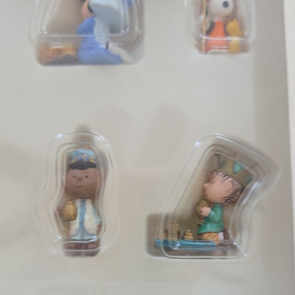 Hallmark Keepsake Miniature Peanuts Christmas Collection - 2006 - Picture 4 of 6